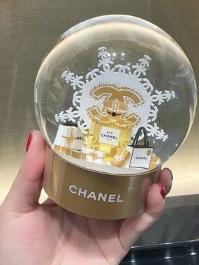 Chanel beauty gift snow globe 2024 Christmas